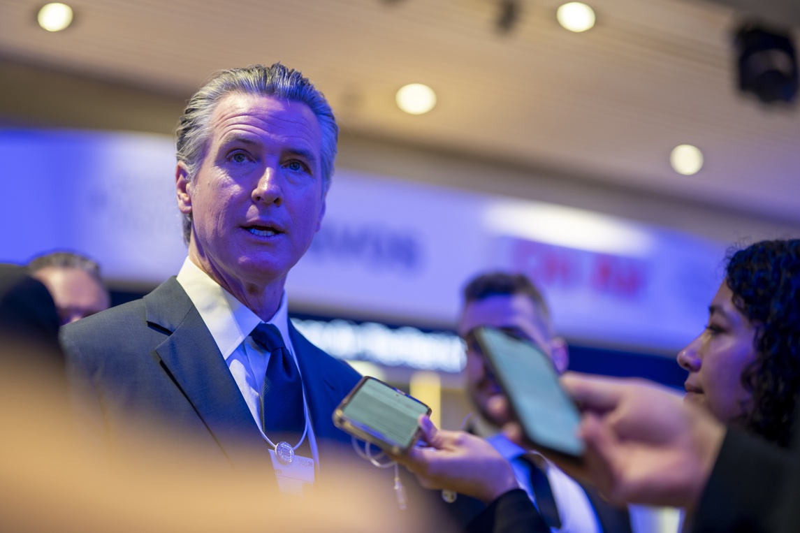 California Governor Newsom Leverages Davos to Project 'Alternative America' Against Trump's Global Stance