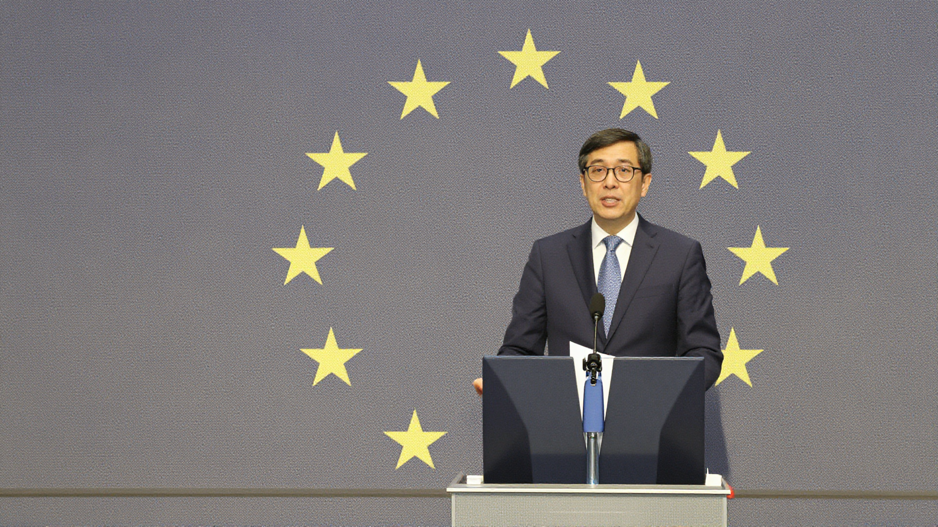 Trump Blasts Green Energy Policies at Davos, Citing European Economic Stagnation