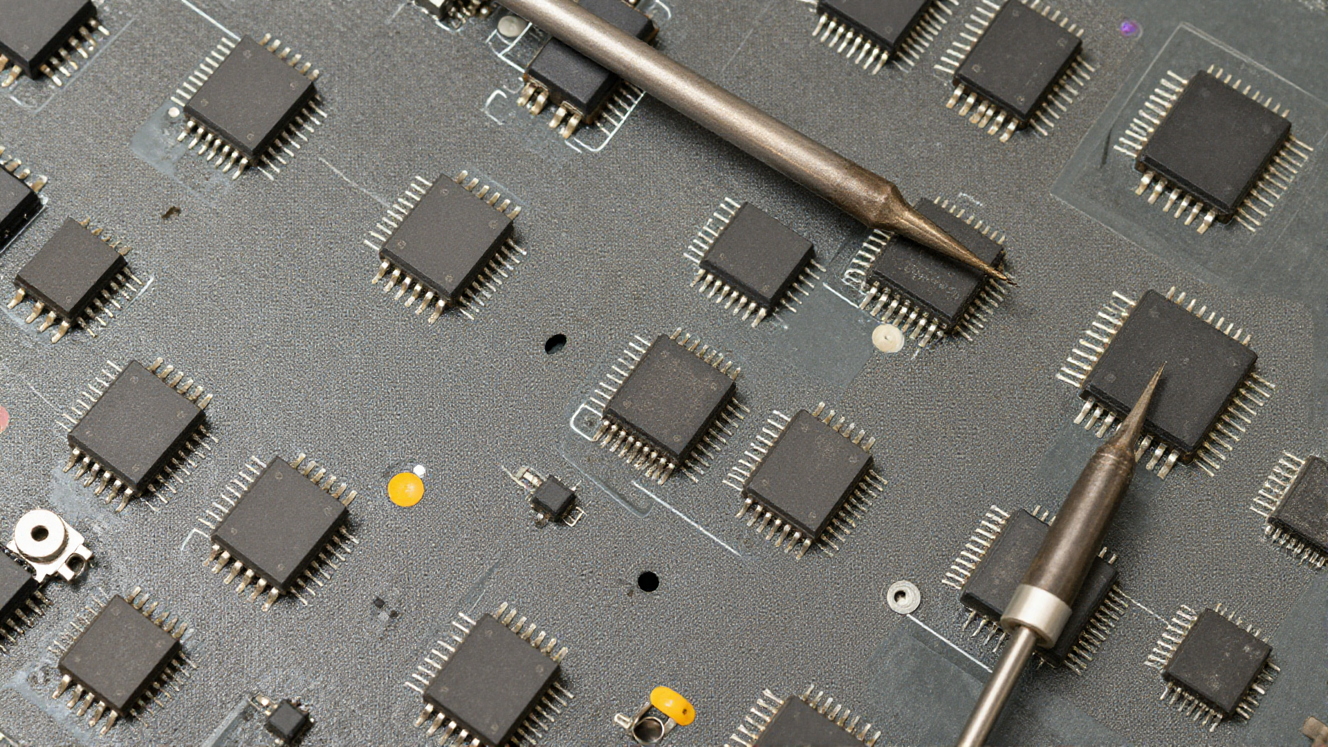 Engineering Thought Experiment Proposes Replacing All ICs with 555 Timer Chips