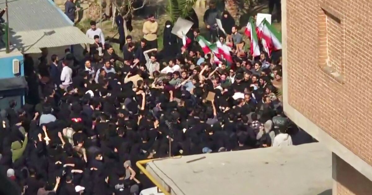 Estudiantes iraníes reanudan protestas en medio de tensión nuclear con Estados Unidos