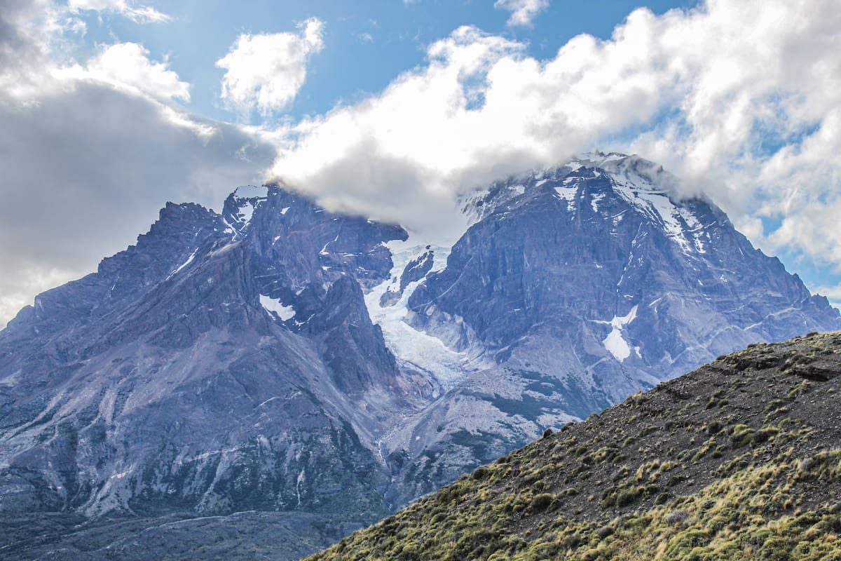 Expulsiones por riesgo de incendio en Torres del Paine suben 31% y el 75% de infractores por cigarrillos son extranjeros