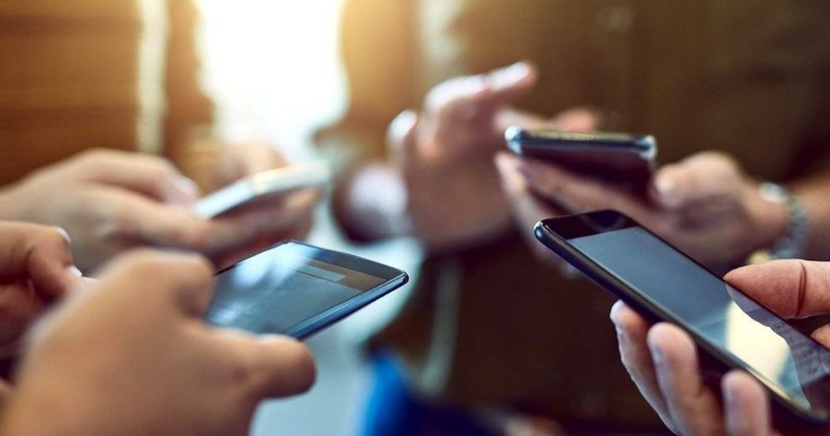 Chile prohíbe el uso de celulares en aulas de básica y media a partir de marzo