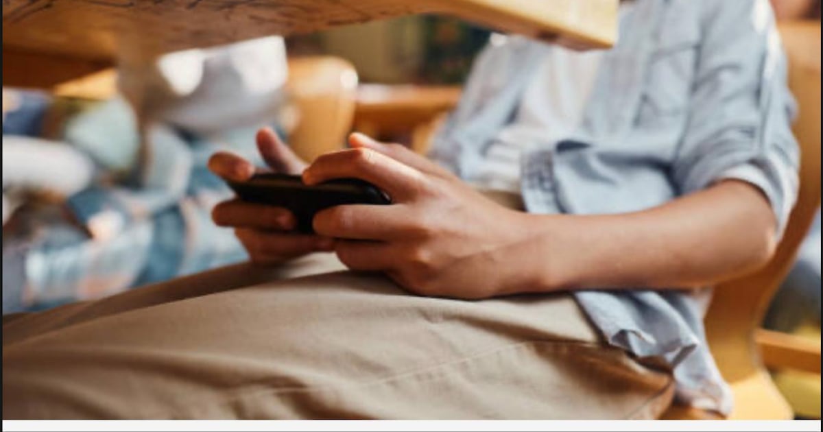 Chile se suma a la tendencia regional con la prohibición de celulares en aulas