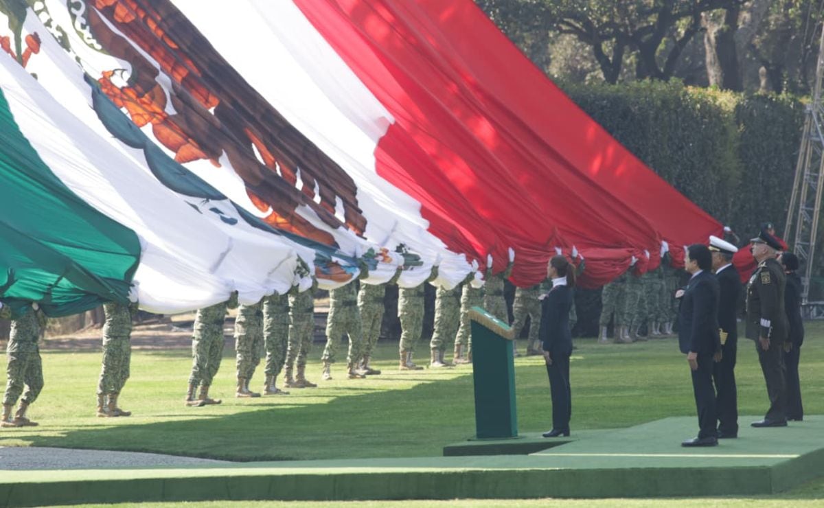 Sheinbaum conmemora el Día de la Bandera y llama a jóvenes a honrar la historia nacional
