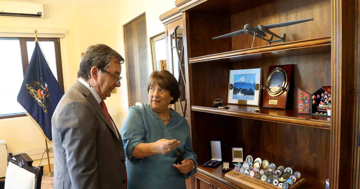 Ministra Delpiano y futuro titular Barros coordinan traspaso en Defensa