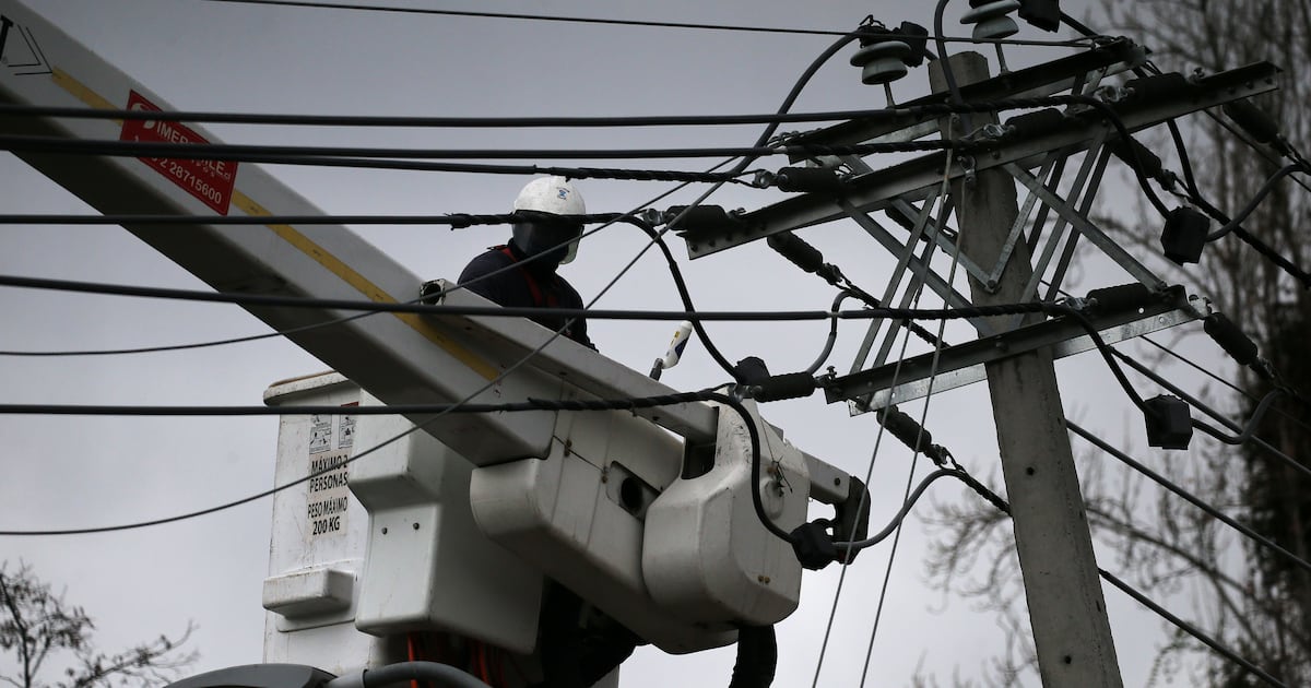 Enel programó cortes de suministro eléctrico en ocho comunas de la RM para este miércoles