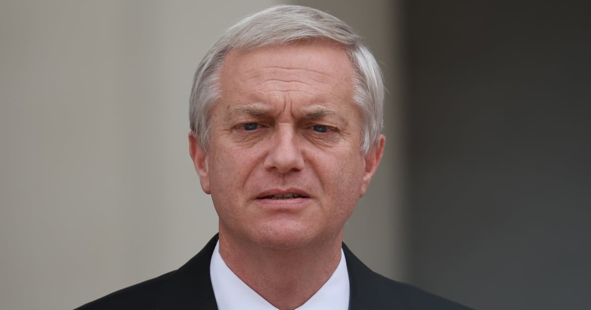 Kast pide aclarar detalles sobre el decreto del cable submarino chino