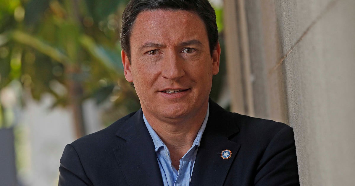 Republicano Squella cuestiona al ministro Muñoz por decreto secreto de cable submarino