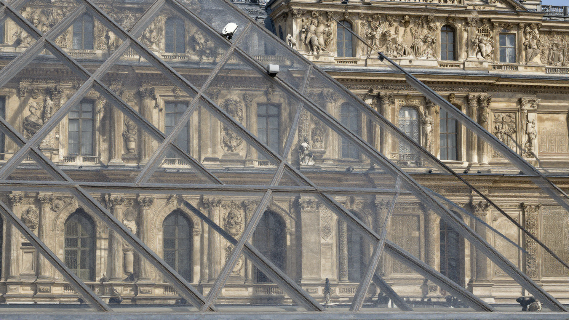 Dimite la presidenta del Louvre tras polémico robo de joyas y problemas de gestión