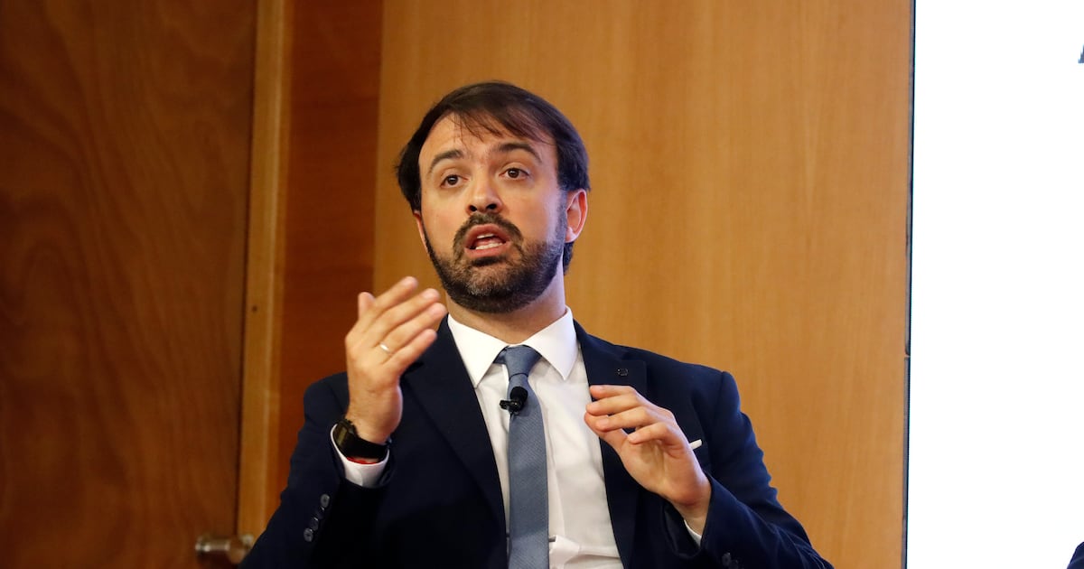 Sharp critica al gobierno por no defender proyecto de cable submarino chino ante presiones