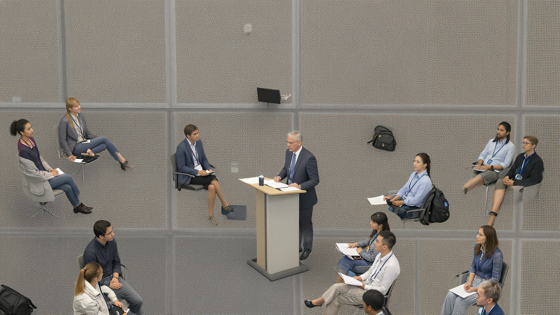 Study Finds Women Economists Face Higher Interruption Rates in Academic Seminars