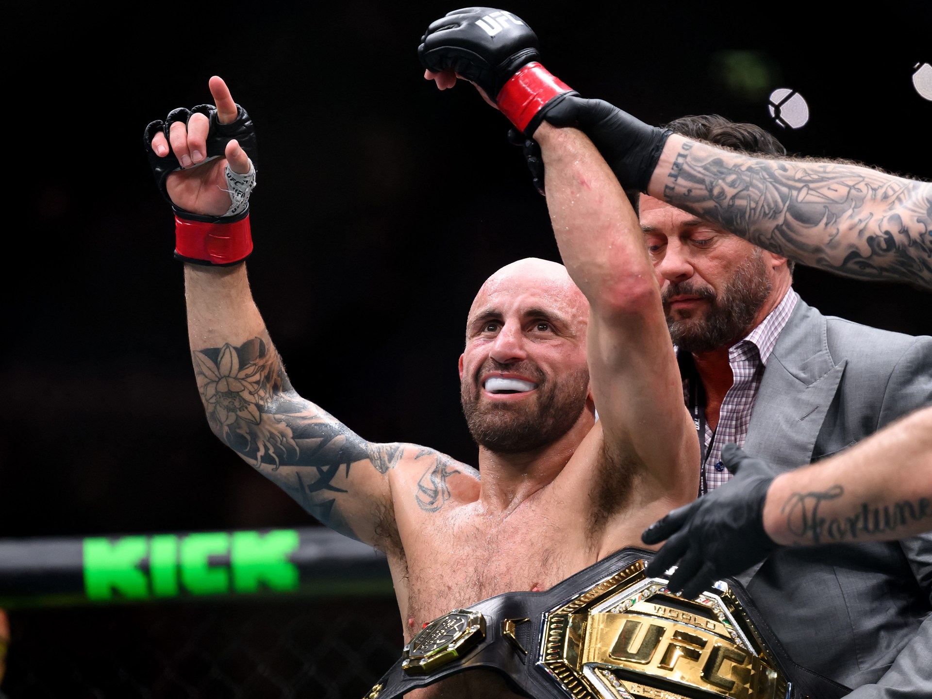 Volkanovski Secures Featherweight Title Defense in Unanimous Decision Over Lopes at UFC 325
