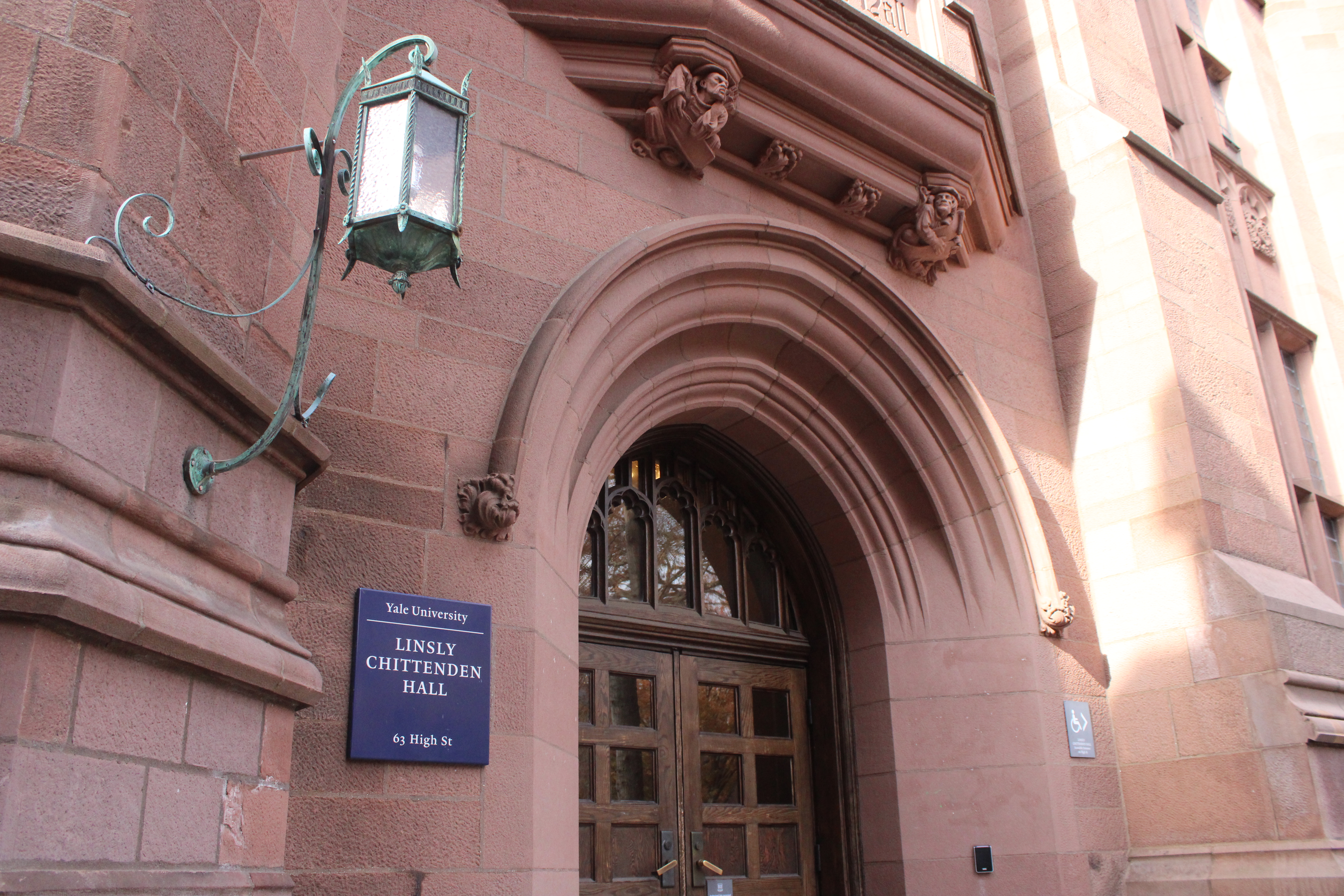 Academics Revert to Printed Texts Amid AI Concerns and Distraction Mitigation