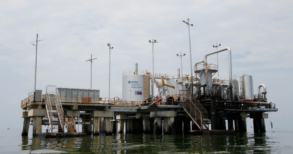 US Eyes Venezuelan Oil Revival Amid Skepticism, Legal Hurdles