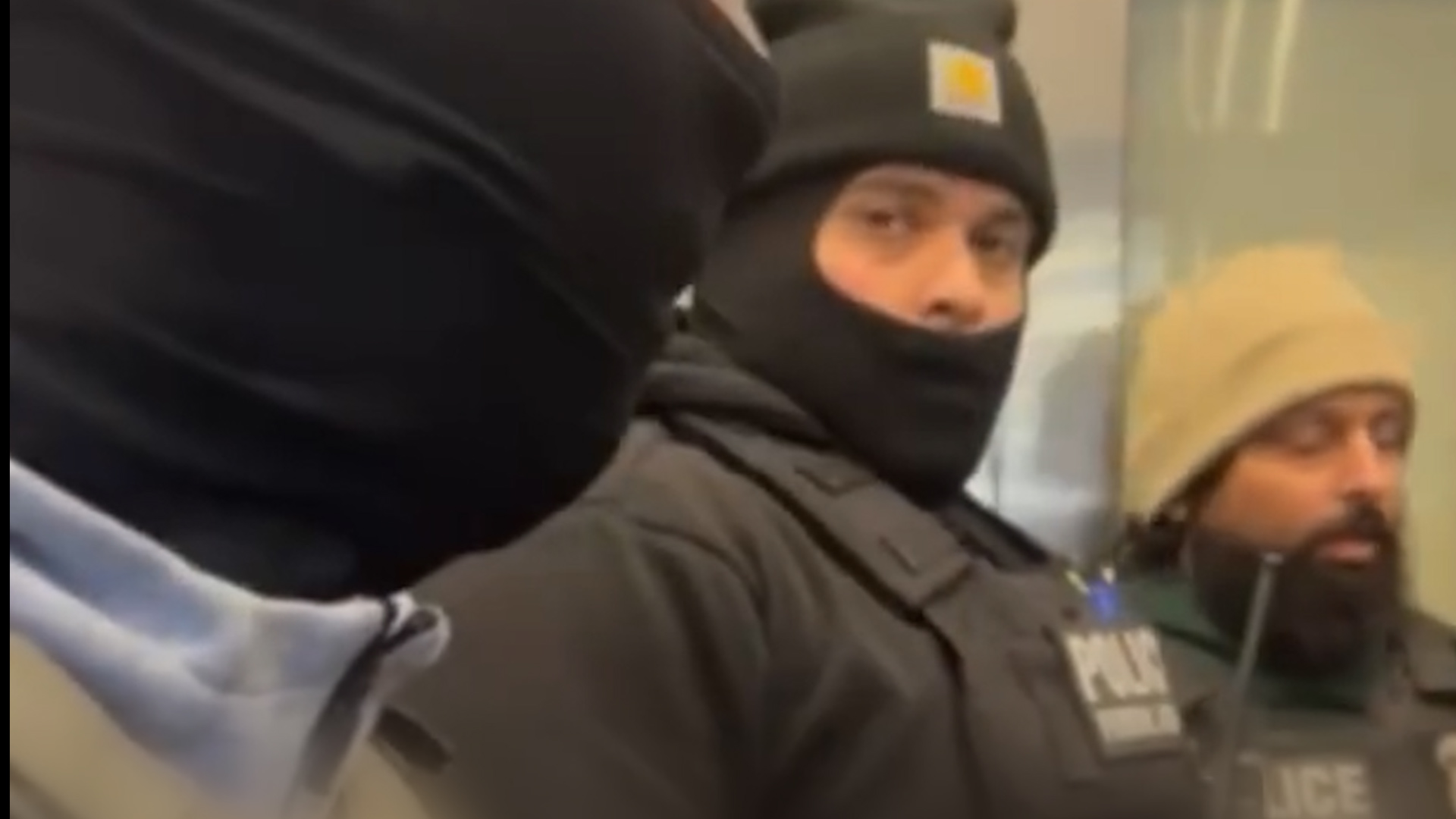 Agente de ICE afirma no requerir orden judicial para realizar detenciones