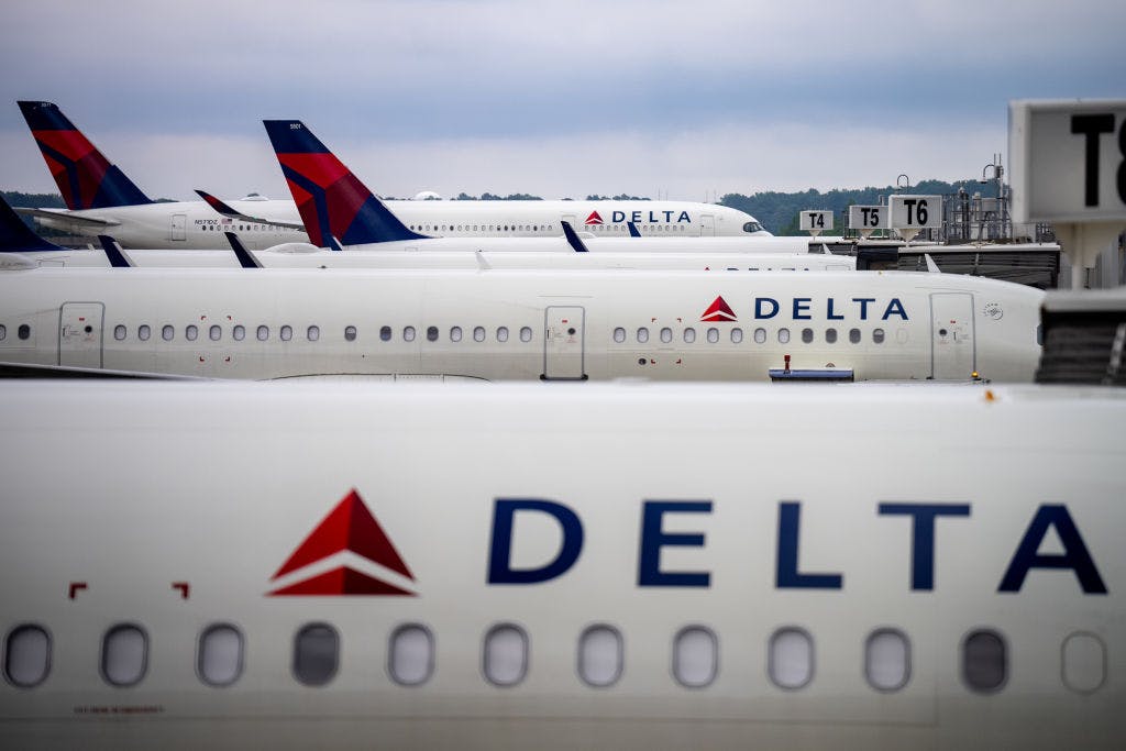 Delta, American Airlines Raise Q1 Revenue Forecasts Amid Rising Fuel Costs