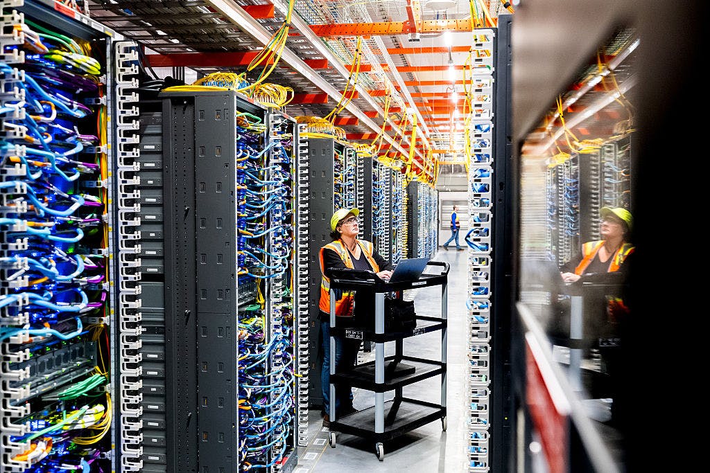 Optics Stocks Rally as AI Infrastructure Demand Surges Among Key Manufacturers