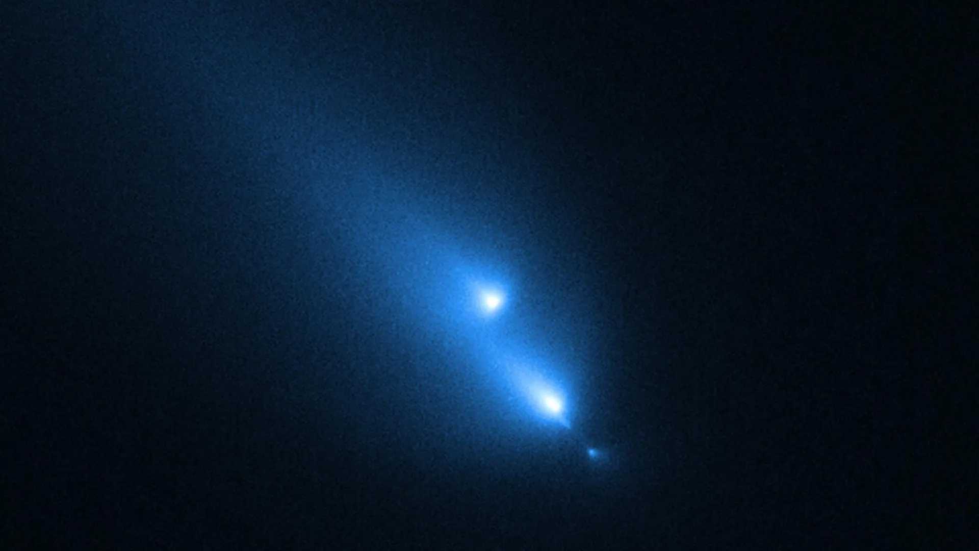 NASA Hubble Captures Comet K1 Fragmenting in Rare Real-Time Observation