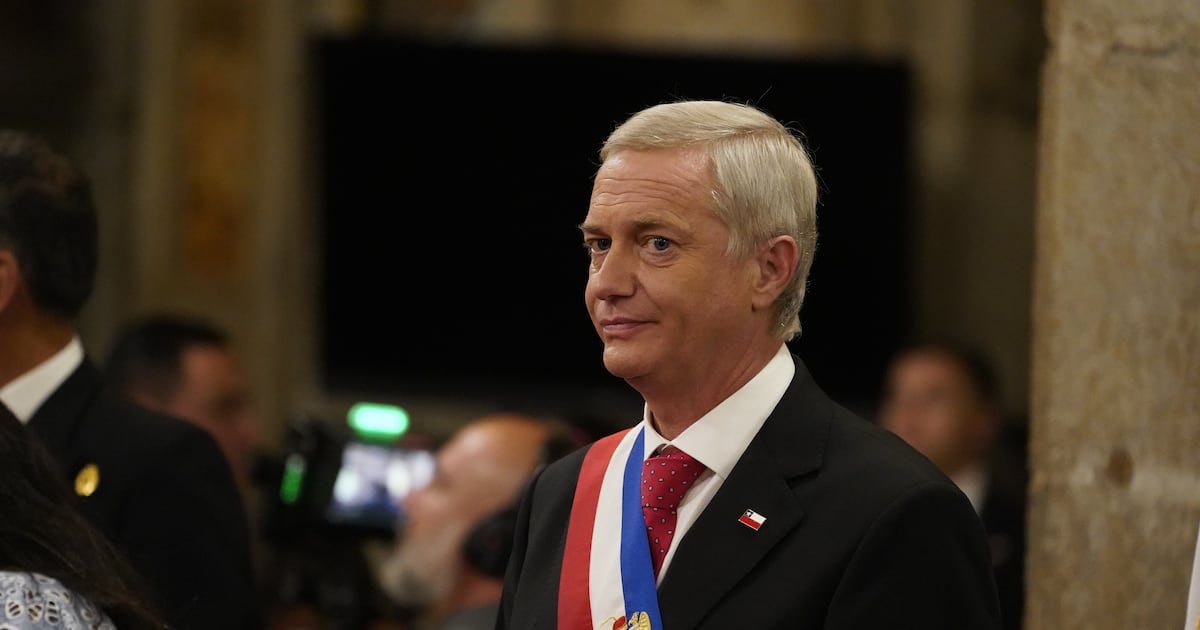 Cadem: aprobación de Kast cae seis puntos y llega a 51%