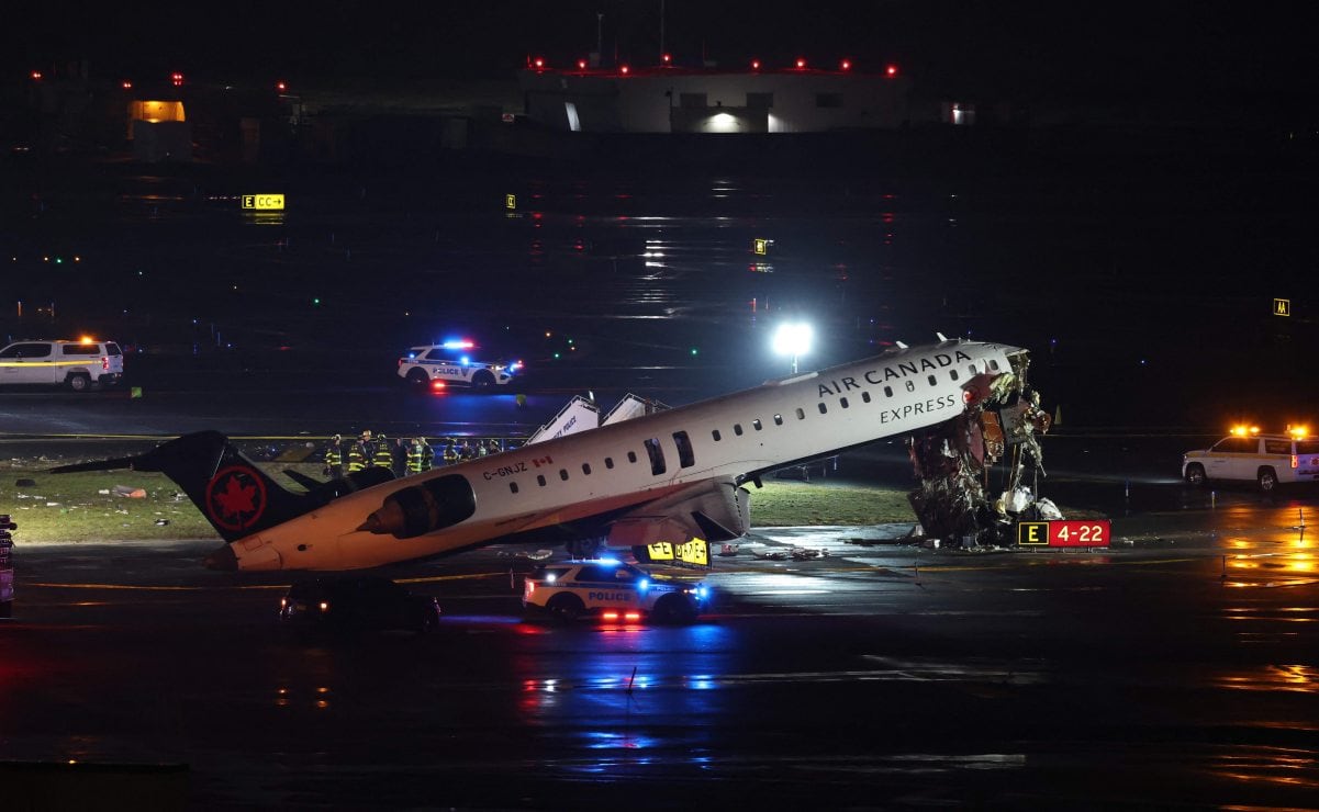 Avión de Air Canada choca contra camión de bomberos en LaGuardia