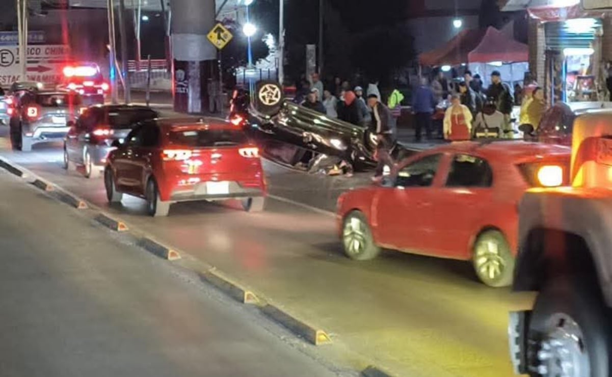 Tráiler embiste vehículo en Tultitlán y conductor huye