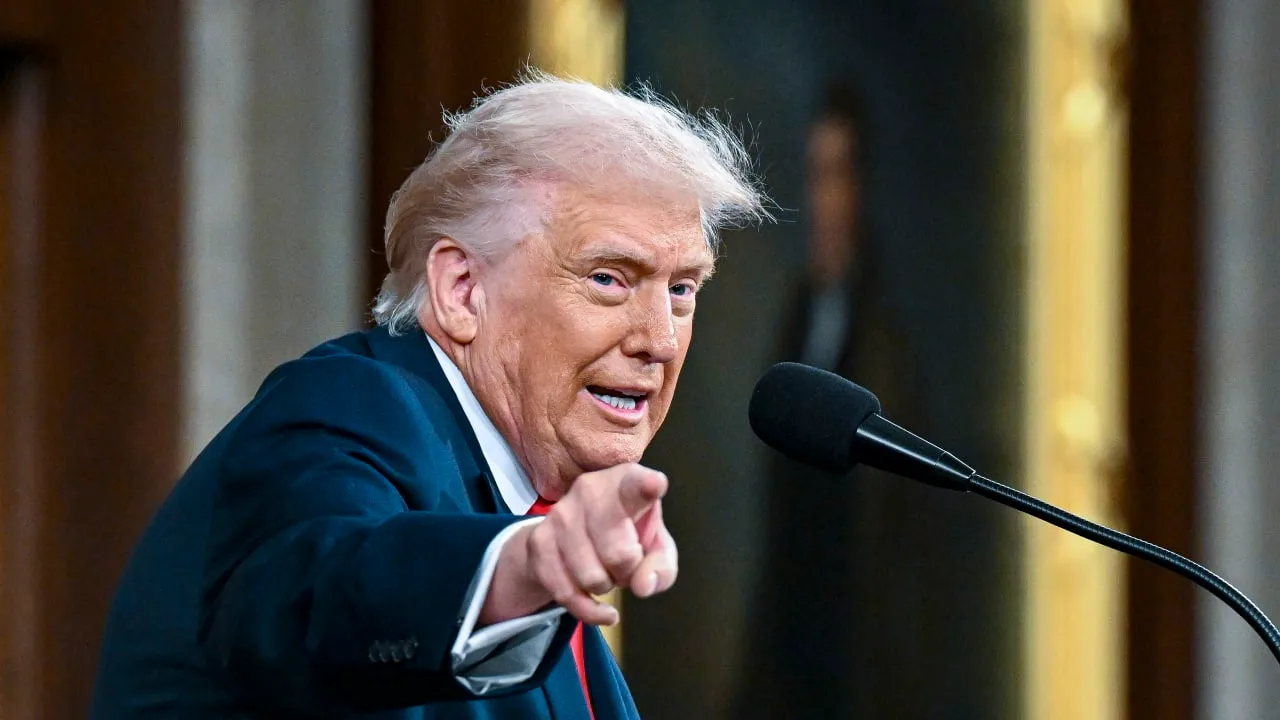 Trump Threatens to Destroy Iranian Power Plants Over Strait of Hormuz Blockade