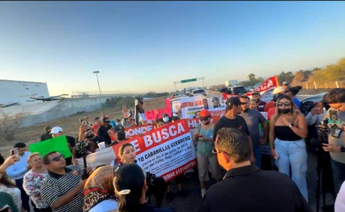 Familiares de desaparecidos bloquean aeropuerto de Los Cabos por siete horas