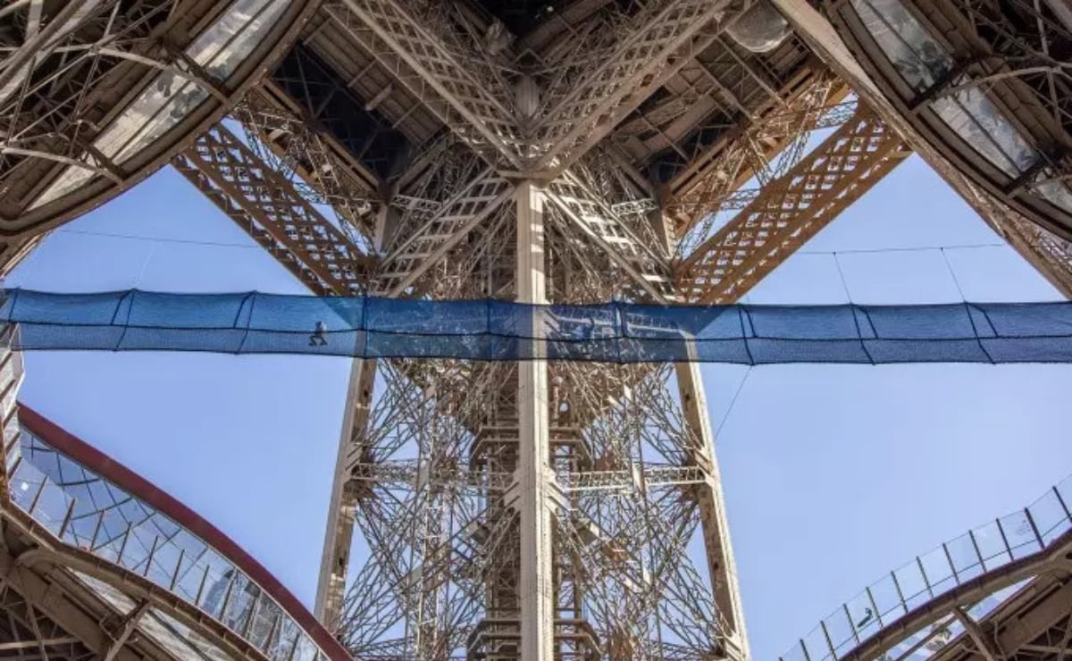 Nueva atracción en la Torre Eiffel reabre puente colgante para turistas