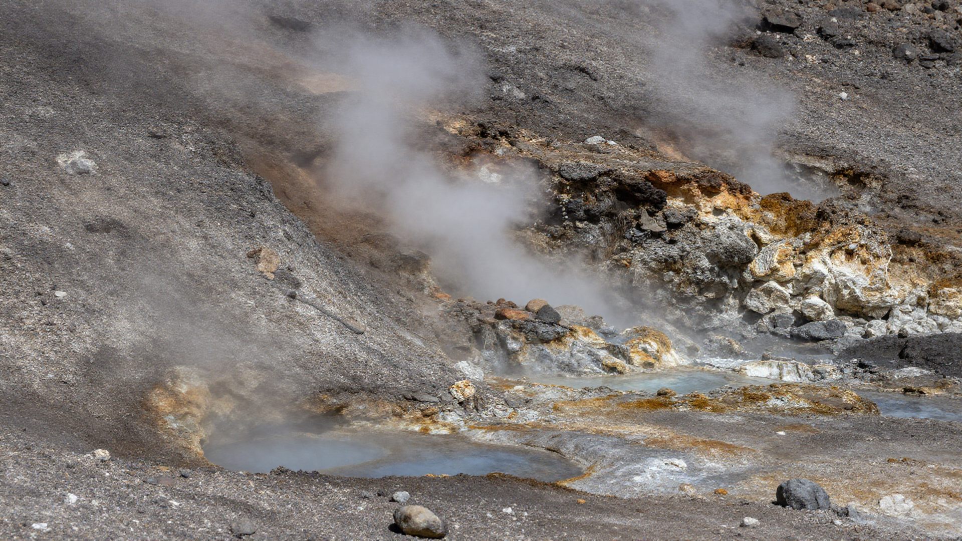perú confirma potencial geotérmico en zona volcánica andina