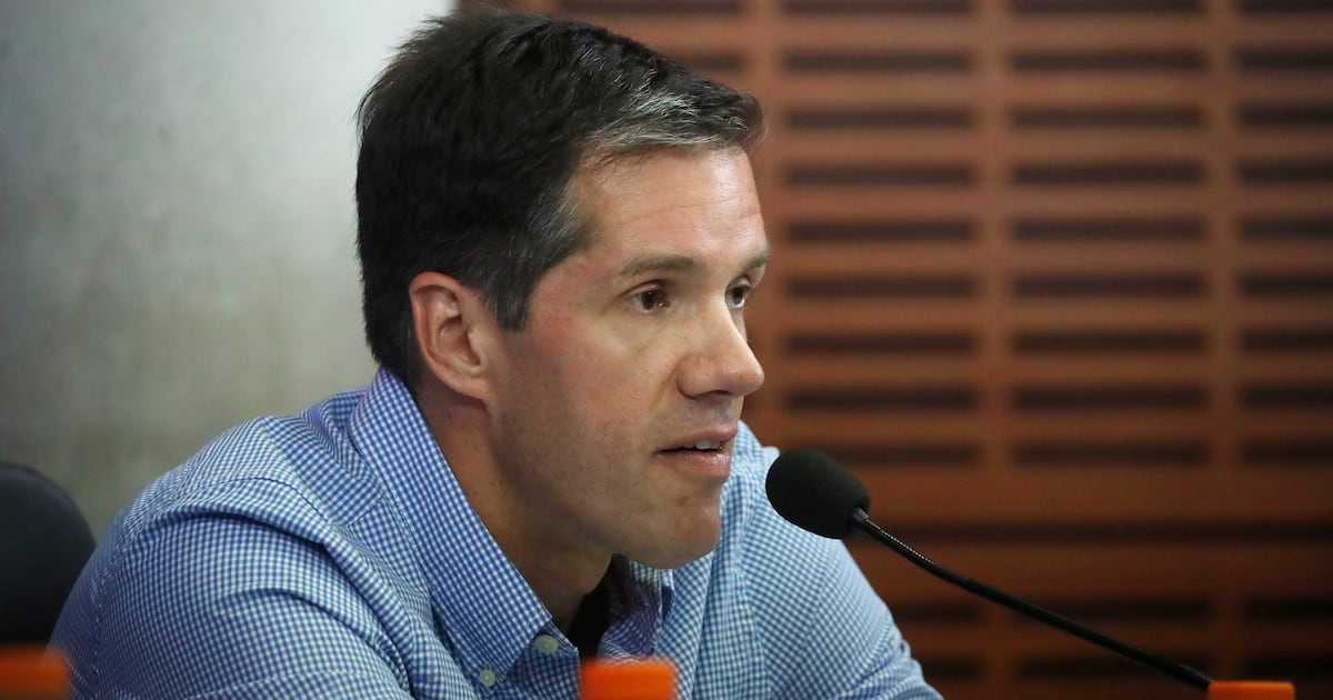 michael clark recurre al tribunal constitucional para evitar declaración como controlador de azul azul