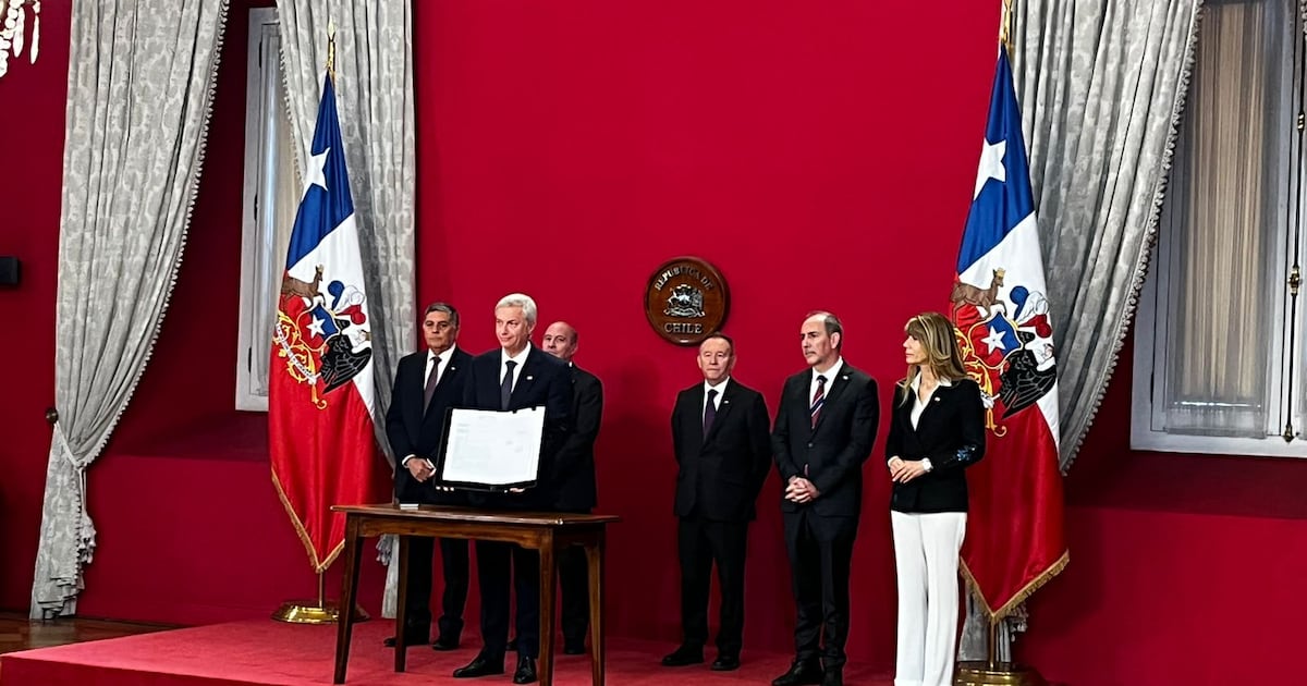 Kast promulga ley de combustibles ante alzas por conflicto en Medio Oriente