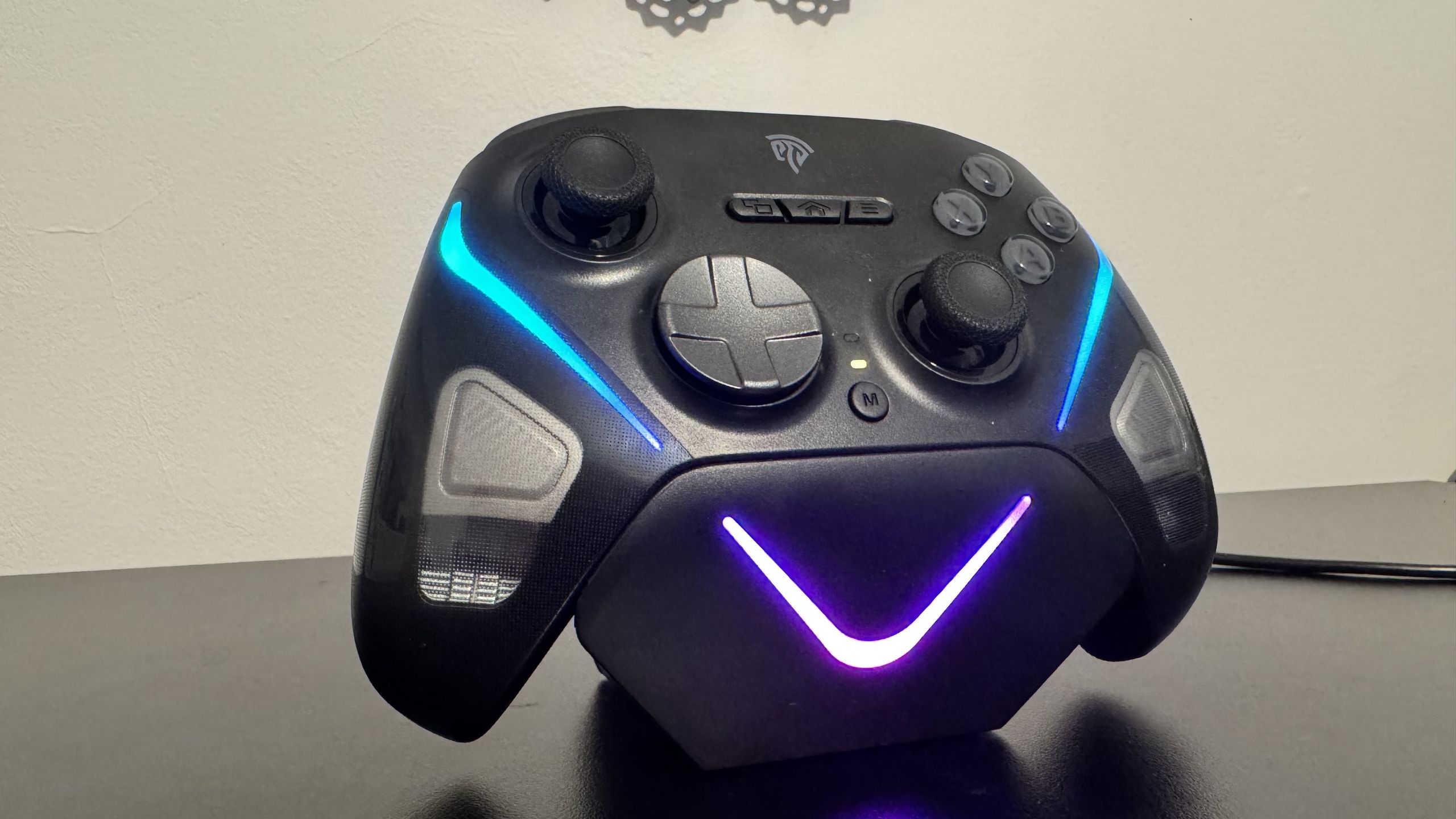 EasySMX D10 Controller Offers TMR Sticks and Charging Dock at Budget Price