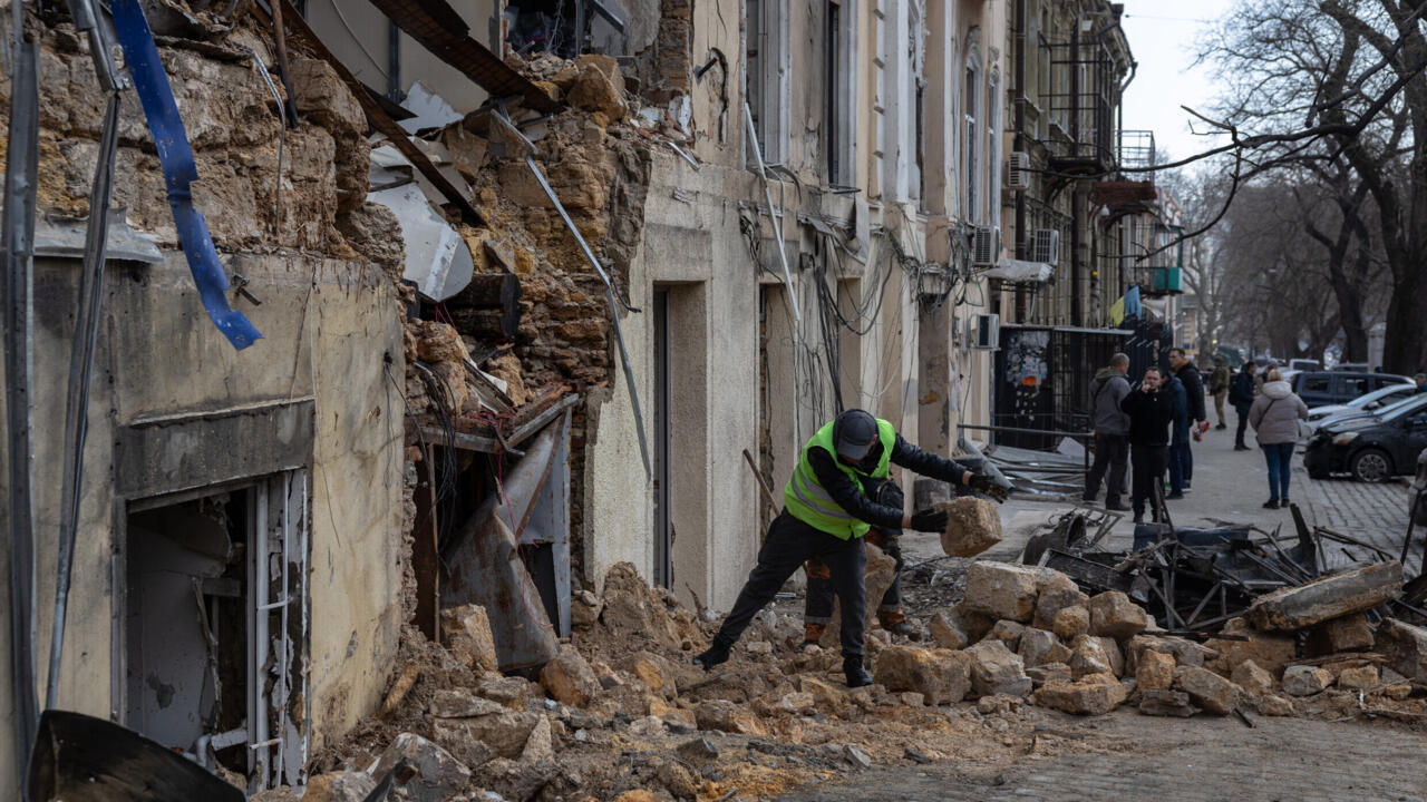 Cross-Border Strikes Continue: Russia Hits Ukraine, Ukraine Strikes Russia