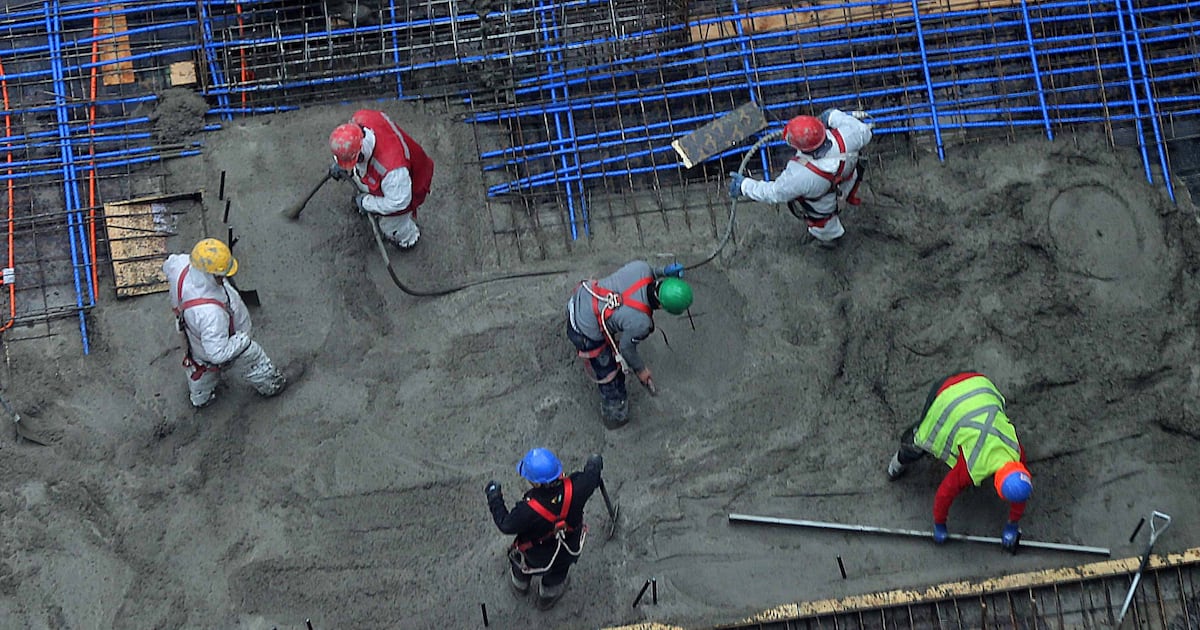 Desempleo baja levemente en Chile pero creación de empleo se desacelera