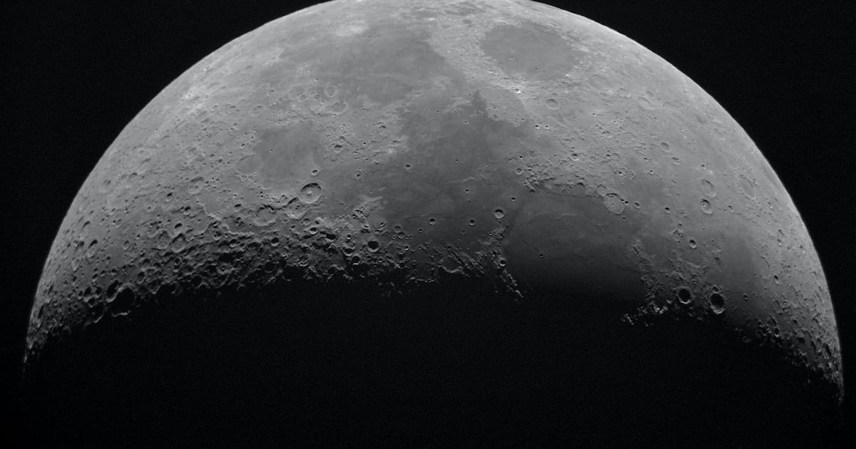 Artemis II despega mientras astronautas explican brecha lunar de 50 años