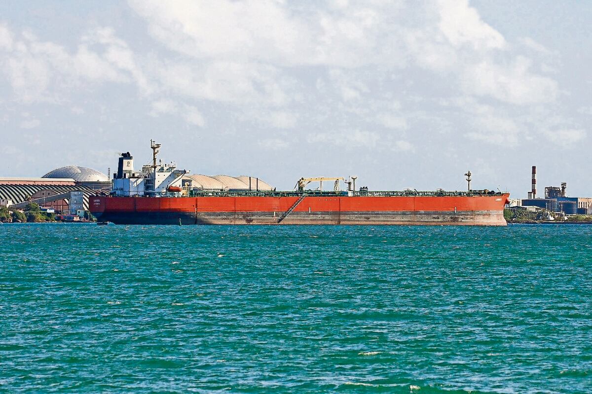 Washington mantiene bloqueo a Cuba pese a entrega de crudo ruso