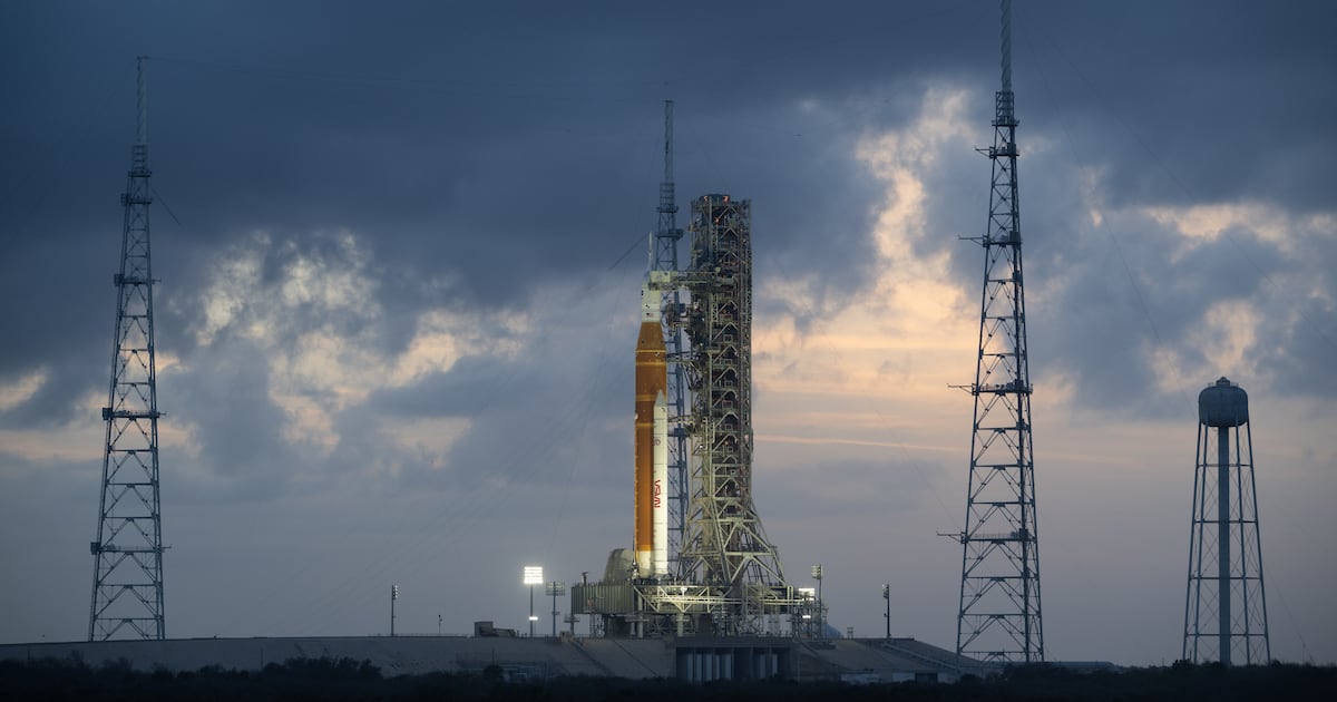 NASA lanza la misión Artemis II hacia la órbita lunar con tripulación histórica