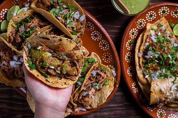 Opciones de tacos revelan variaciones calóricas significativas en restaurantes mexicanos