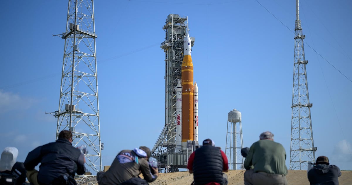 la nasa prepara el cohete sls para la misión artemis ii tras 50 años