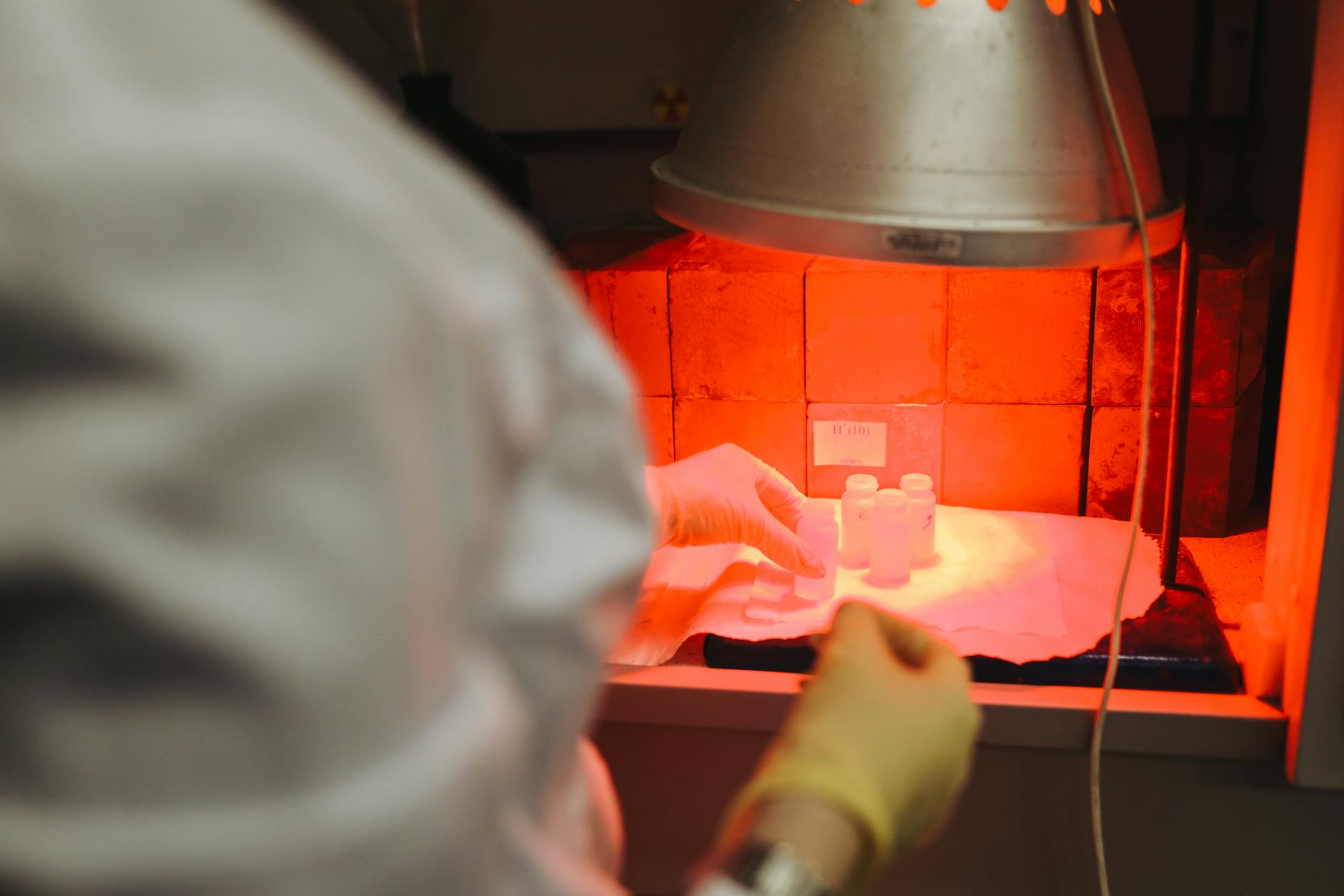 Researchers trap infrared light in 40-nanometer layer