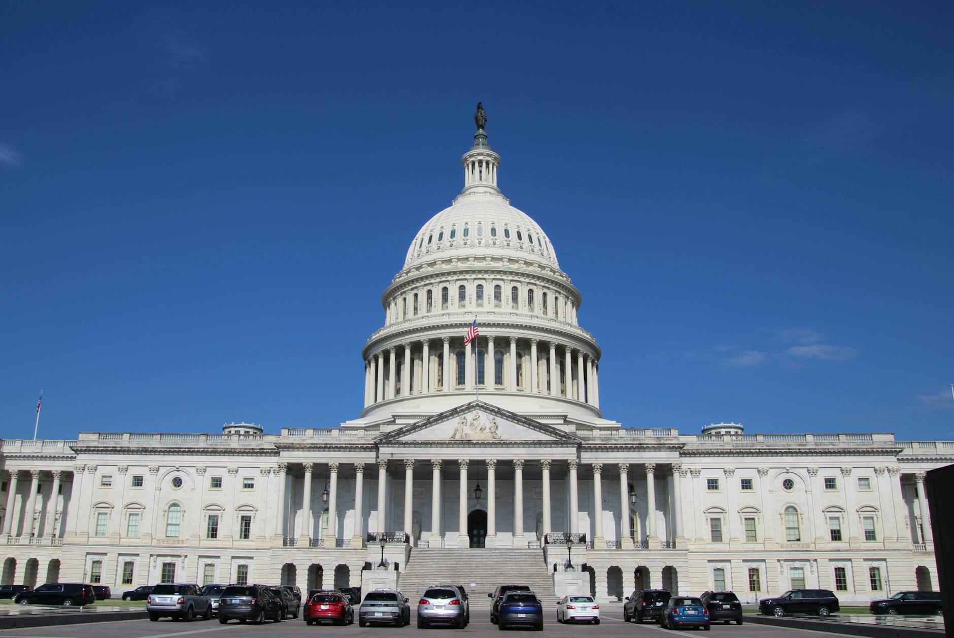 US Democrats Pressure CFTC to Regulate Offshore War-Betting Markets