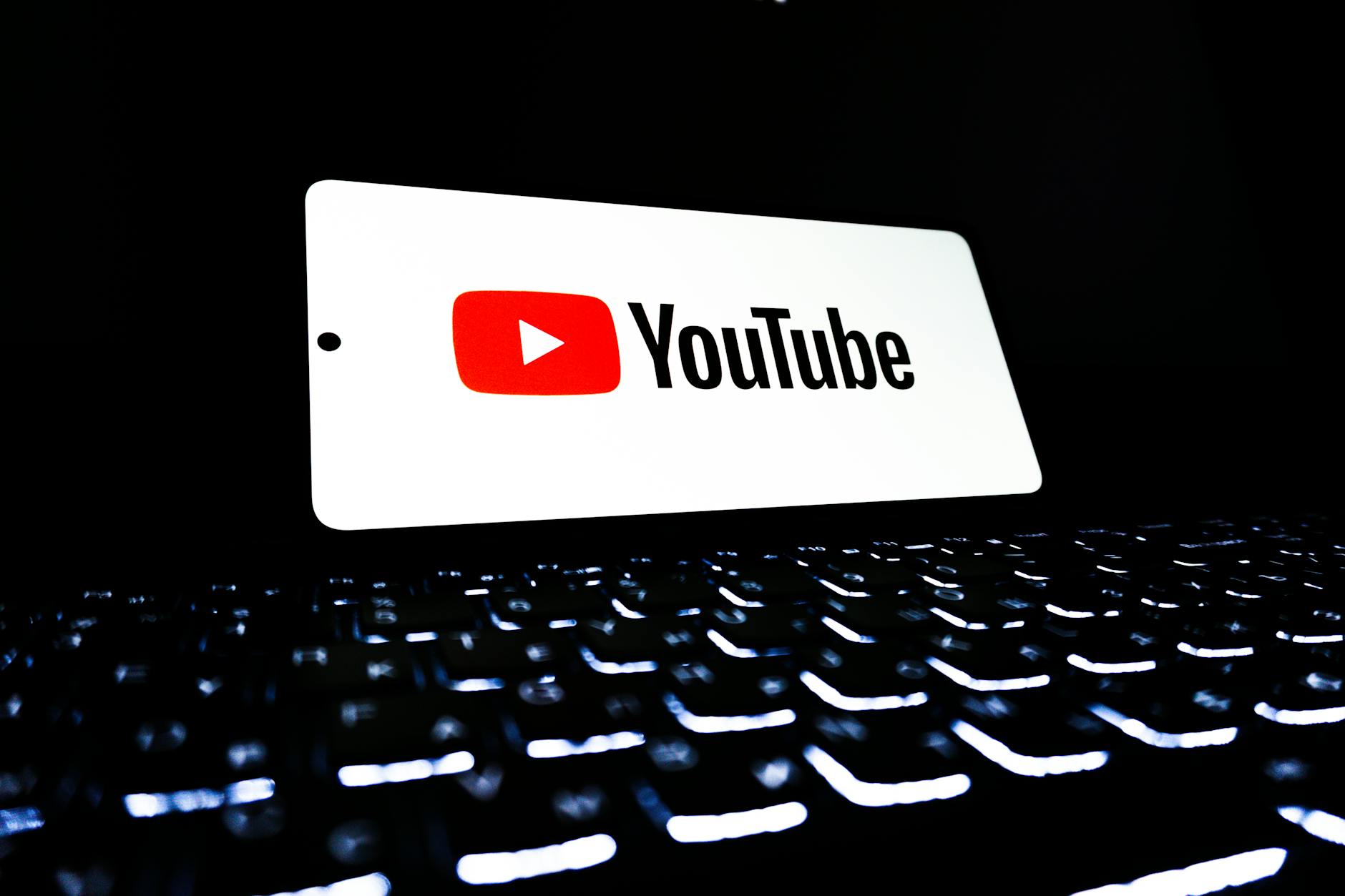 El pie de página de YouTube muestra un aviso de copyright para 2026