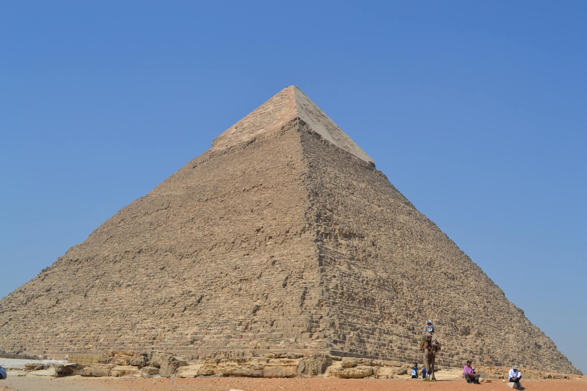 Un nuevo estudio literario recorre la evolución de las matemáticas, desde las pirámides antiguas hasta el infinito