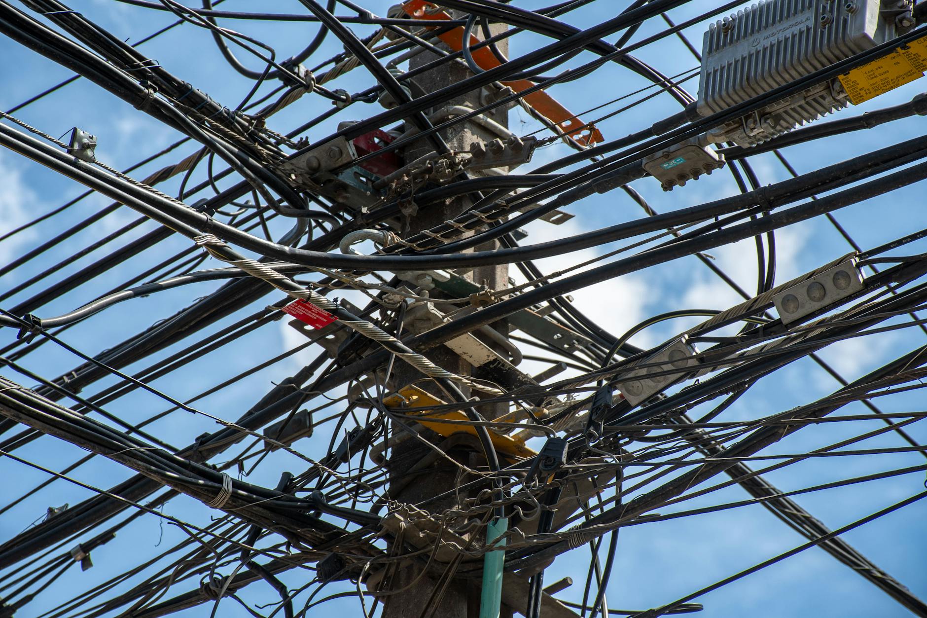 Enel anunció cortes de luz programados en 11 comunas de la Región Metropolitana