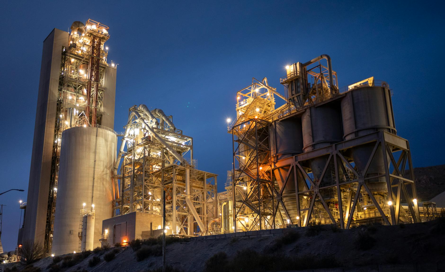 Un tribunal francés condena a Lafarge y a sus antiguos directivos por financiar al Estado Islámico
