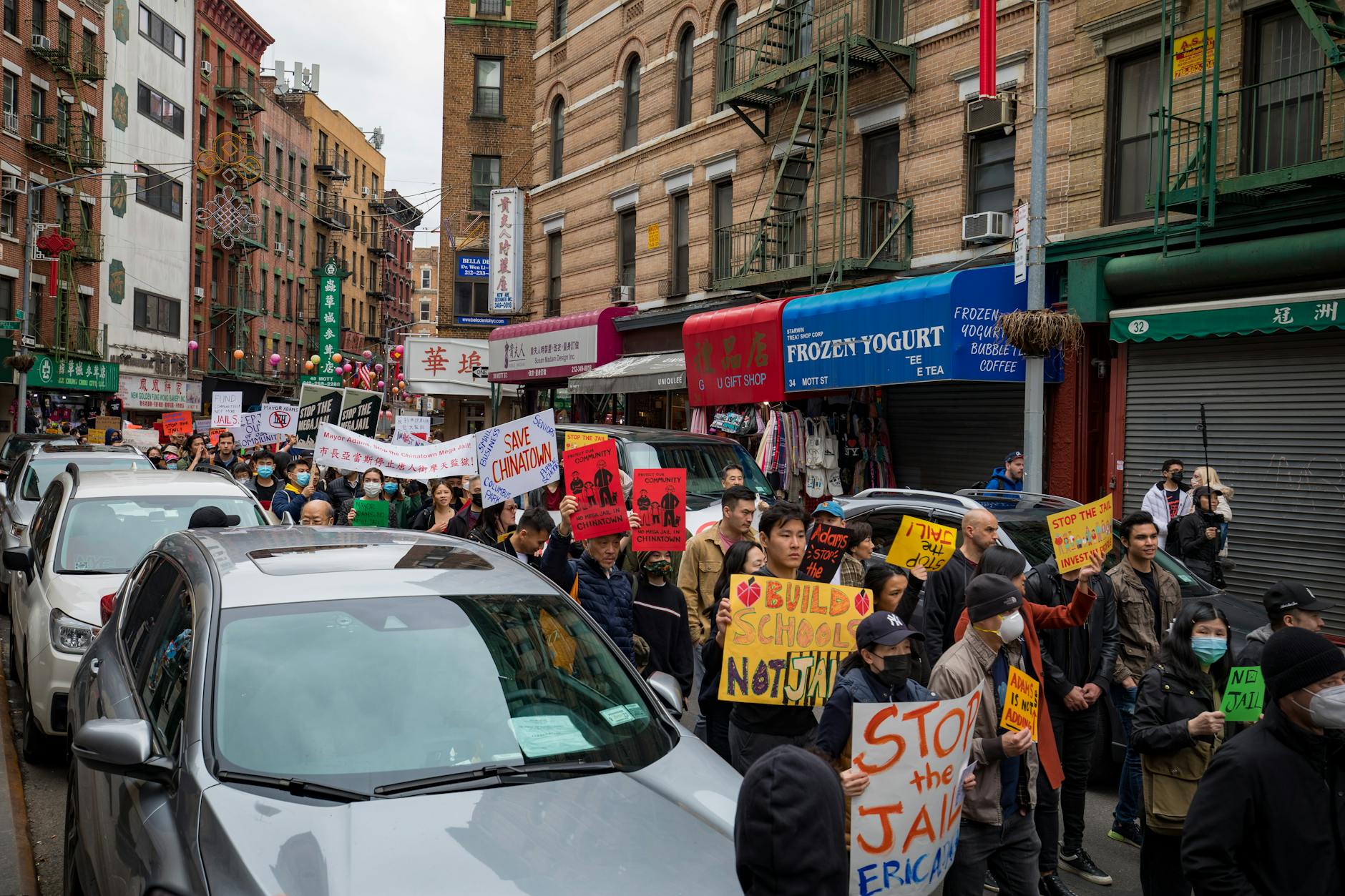 La policía de Nueva York arresta a 100 manifestantes durante una protesta frente al Senado