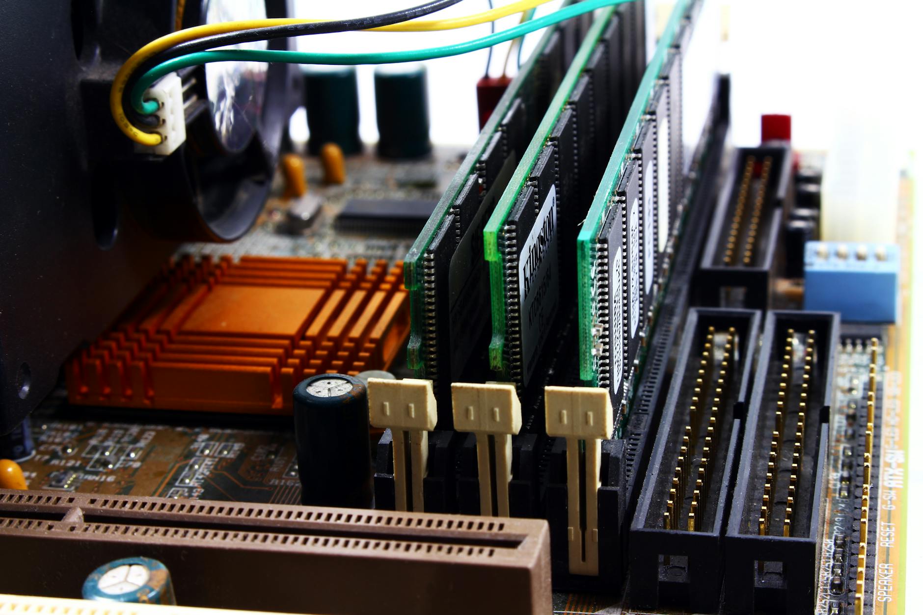 技嘉推出新款 Intel 主板，剑指 10,400 MT/s 内存超频极限