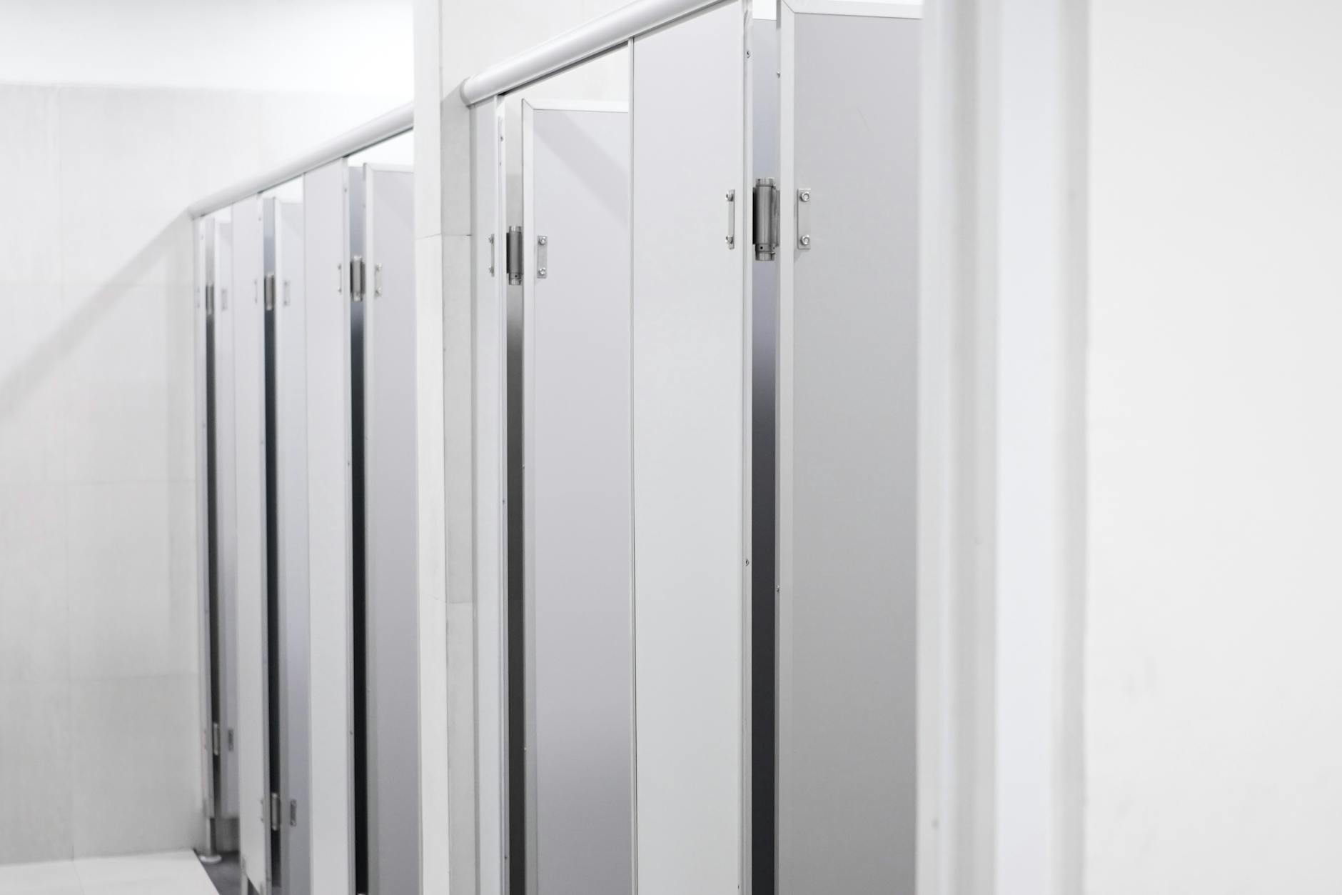 Los pomos de las puertas de los baños públicos albergan más gérmenes que los asientos del inodoro