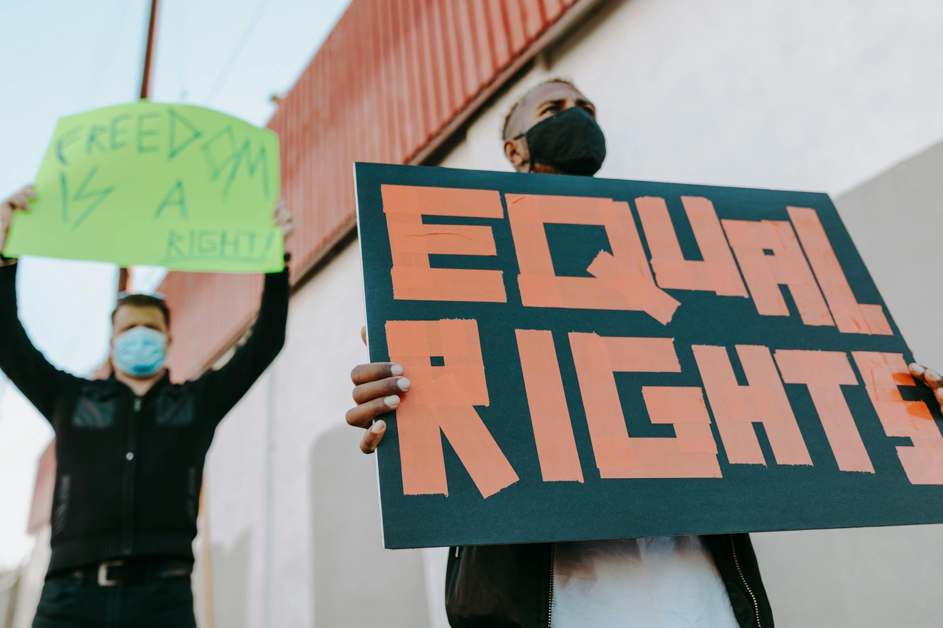 España aprueba una amnistía para 500.000 inmigrantes en situación irregular