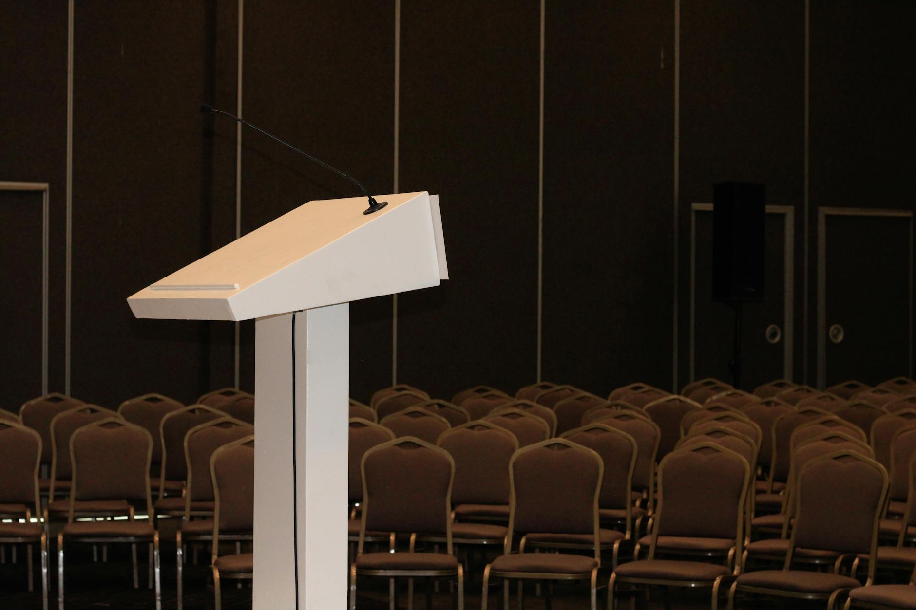 Camila Vallejo participará en foro sobre democracia en Barcelona junto a Gabriel Boric